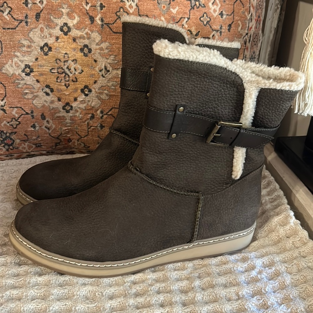 Womans White mountain faux fur boots Olive size 9.5